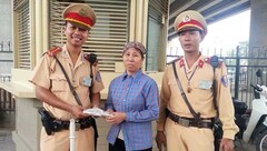 CSGT Hà Nội trả lại bọc tiền nhặt được