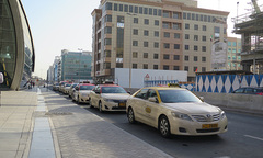 Toyota Camry hạng sang đất Việt, taxi xứ người