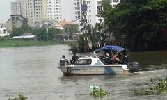 Nỗ lực tìm kiếm thi thể 2 người đàn ông nhảy sông Sài Gòn tự tử