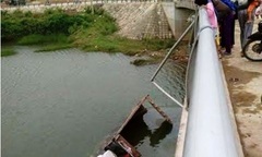 Xe tải mất lái lao xuống sông, tài xế chấn thương sọ não