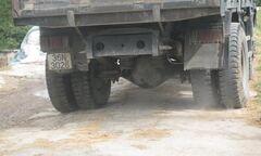 Bất lực với xe quá tải băm nát tuyến đê ngăn lũ dọc sông Chu