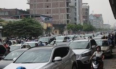 Treo biển xin lỗi người dân để thi công hầm chui Thanh Xuân