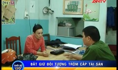 Nữ khách lân la mua hàng, vơ tiền nhét trong giầy