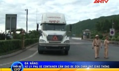 Phụ xe container manh động rút dao chống trả CSGT