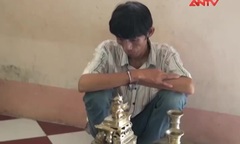 Thiếu tiền tiêu xài, trộm đồ thờ cúng