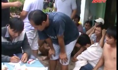 Video: Công an vây ráp trường gà, tóm hàng trăm con bạc