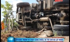 Xe tải lật nhào, hàng tấn đá rơi xuống 'ngáng' đường
