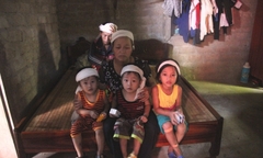 Clip: Người vợ bướu cổ và 5 con thơ mong ngóng thi thể cha