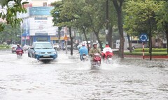 Clip: Mưa lớn, nhiều tuyến đường tại TP Vinh ngập nặng