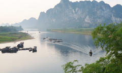 Bí ẩn xác thiếu nữ mắc kẹt trên vách đá ở bờ sông Gianh