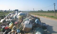  Bãi rác lộ thiên ngang nhiên “tấn công” quốc lộ