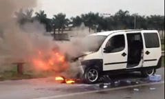 Ô tô 7 chỗ bốc cháy dữ dội trên đường cao tốc