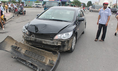 Honda Civic “đè bẹp” Toyota Innova trên cầu Vĩnh Tuy