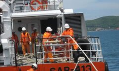 Lai dắt tàu BĐ 96772-TS gặp nạn cùng 6 thuyền viên vào bờ