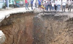 Cận cảnh  "hố tử thần " khổng lồ giữa lòng đường ở Thanh Hóa