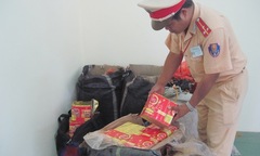 Bắt xe khách chở 169kg pháo Trung Quốc 