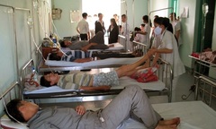 Ngộ độc thức ăn, hơn 40 công nhân phải nhập viện