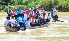 Học sinh chen chúc đu dây kéo bè vượt dòng nước xiết
