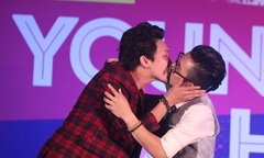 Các chàng trai 5S Online “khóa môi” ngay trên sân khấu thành Vinh