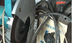 Clip: Hàn khung sắt, hai vợ chồng chết thảm vì điện giật