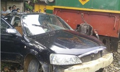 Băng qua đường sắt, ô tô bị tàu hỏa kéo lê gần 100m