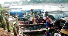 Gần 100 cảnh sát vây bắt 12 tàu chở hàng lậu trị giá 20 tỷ đồng