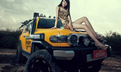 Mẫu xinh như thiên thần bên Toyota FJ Cruiser