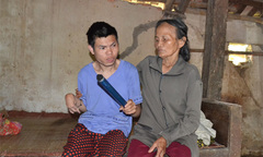 Mẹ già nuôi con bại não