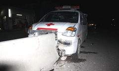 Xe cứu thương tông dải phân cách, 7 người thoát chết