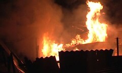 Clip: Mâu thuẫn nhỏ, đổ xăng thiệu rụi quán internet