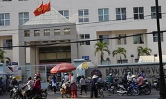 Tranh giành chỗ bán nước, chị gái tạt nước sôi vào em ruột