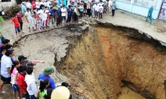 Clip: Di dời khẩn cấp 6 hộ dân sống cạnh  "hố tử thần " ở Thanh Hóa