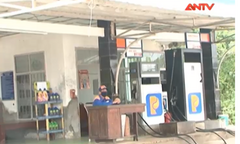 Clip: Lật tẩy mánh bán dầu pha nước cho nhân viên cây xăng