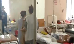 Clip: 2 mẹ con bị tạt axit trên đường đi làm về