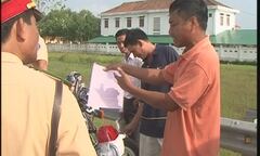 Clip: Dừng xe sai quy định, lái xe thách thức CSGT