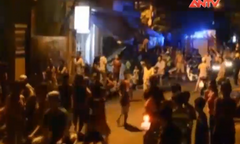 Clip: Nam thanh niên điên cuồng ôm bình gas đốt nhà