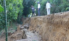 Dân hoang mang vì sạt lở đất nghiêm trọng