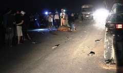 Xe máy đâm đuôi xe tải, 3 người thương vong