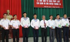 Bàn giao tủ sách pháp luật cho huyện Trường Sa