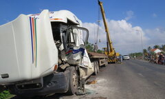 Xe đầu kéo gặp nạn, hai người chết kẹt trong cabin
