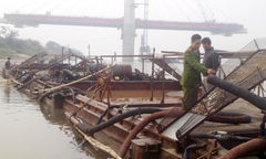 Triệt phá đường dây “cát tặc” quy mô lớn trên sông Hồng