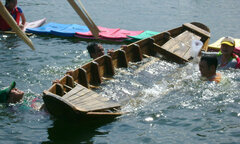 Lật xuồng trong lúc áp tải lâm tặc về trụ sở, hai cán bộ mất tích