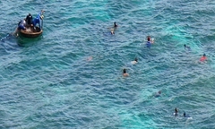 Thoát chết sau 9 giờ bơi lênh đênh trên biển