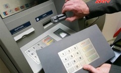 Clip: Xuất hiện màn hình ATM giả để trộm mật khẩu