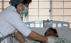 Bà lão 63 tuổi thoát chết sau 5 ngày trôi trên dề lục bình