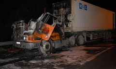 Buồng lái xe tải bốc cháy dữ dội,  QL1A ùn tắc kéo dài