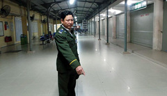 Bảo vệ bệnh viện Bạch Mai trả lại hơn 20 triệu đồng nhặt được