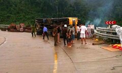 Xe tải chở gỗ trắc lật ngang, 3 người thương vong