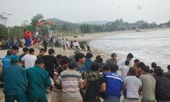 Hàng nghìn người dân đổ ra biển kéo tàu gặp nạn vào bờ