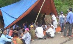 Clip: Phụ huynh dựng lều phản đối sáp nhập trường